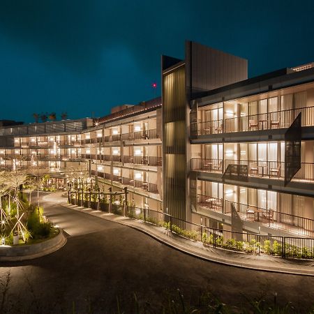 The Botanica Sanctuary Puncak Exterior foto The hotel at night
