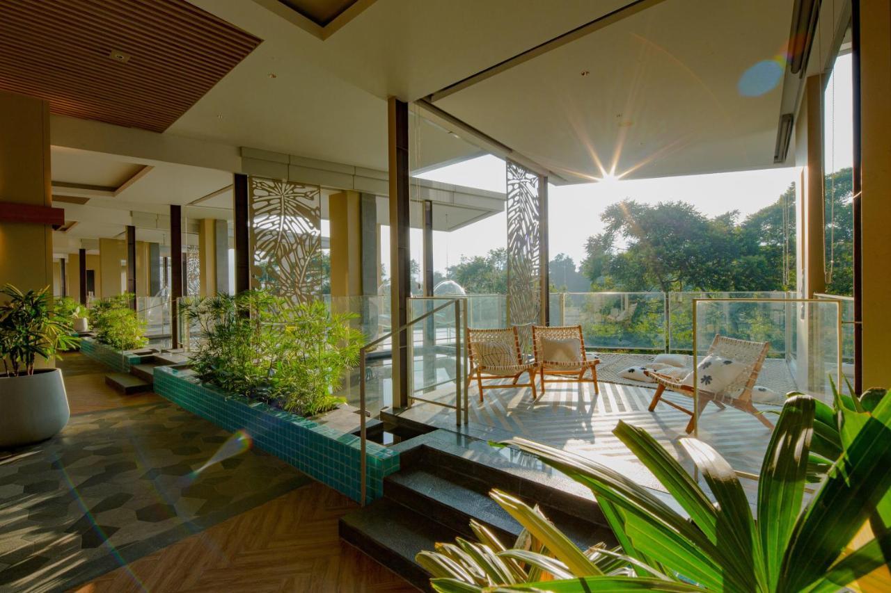 The Botanica Sanctuary Puncak Exterior foto The interior of the hotel