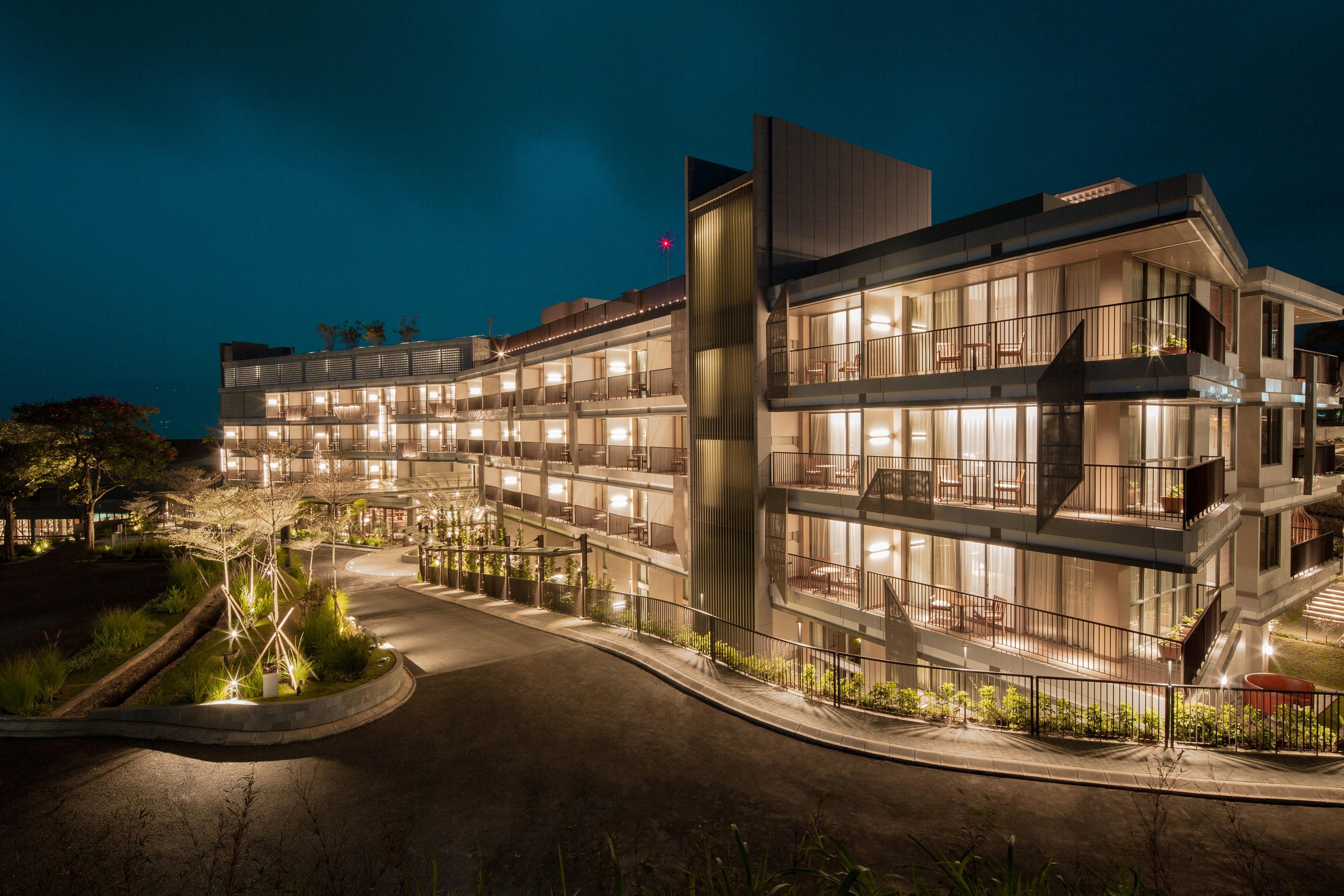 The Botanica Sanctuary Puncak Exterior foto The hotel at night