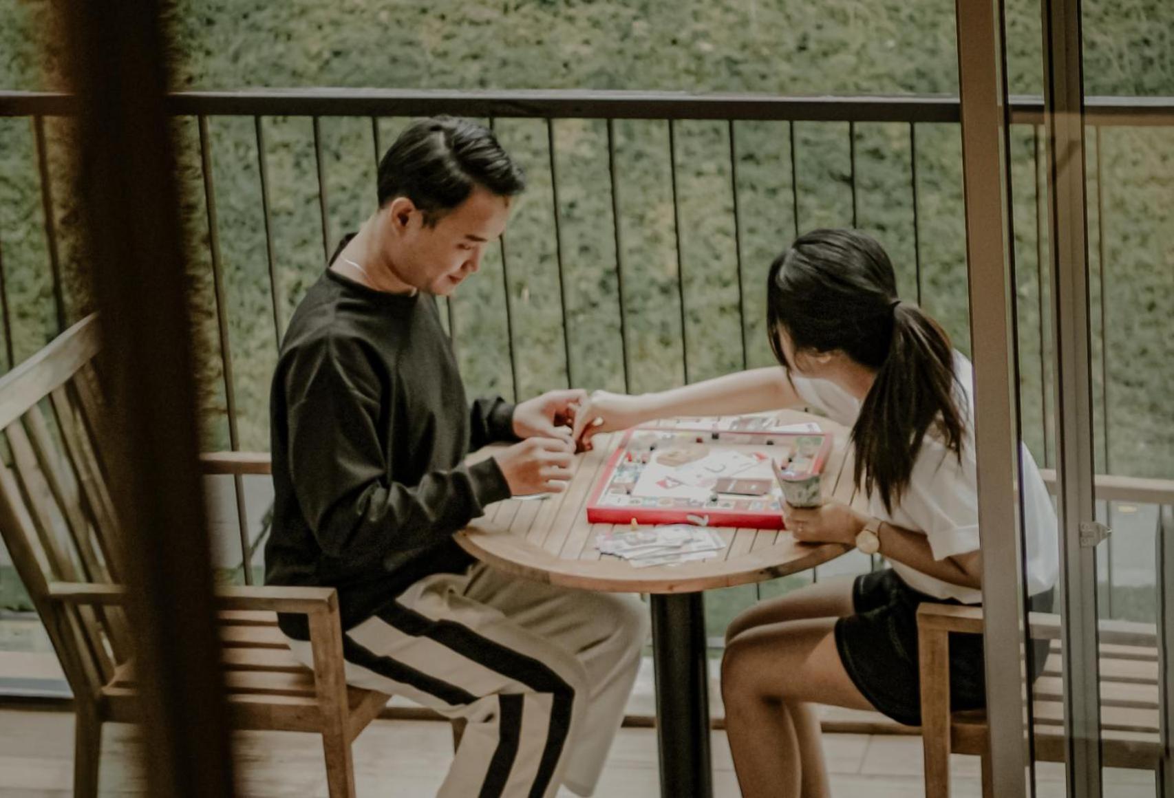 The Botanica Sanctuary Puncak Exterior foto Two people playing a game of Chinese chess