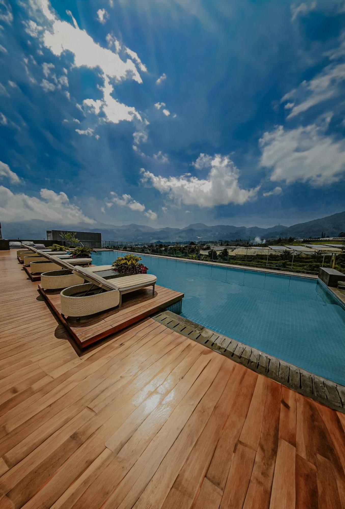 The Botanica Sanctuary Puncak Exterior foto Rooftop pool at the hotel