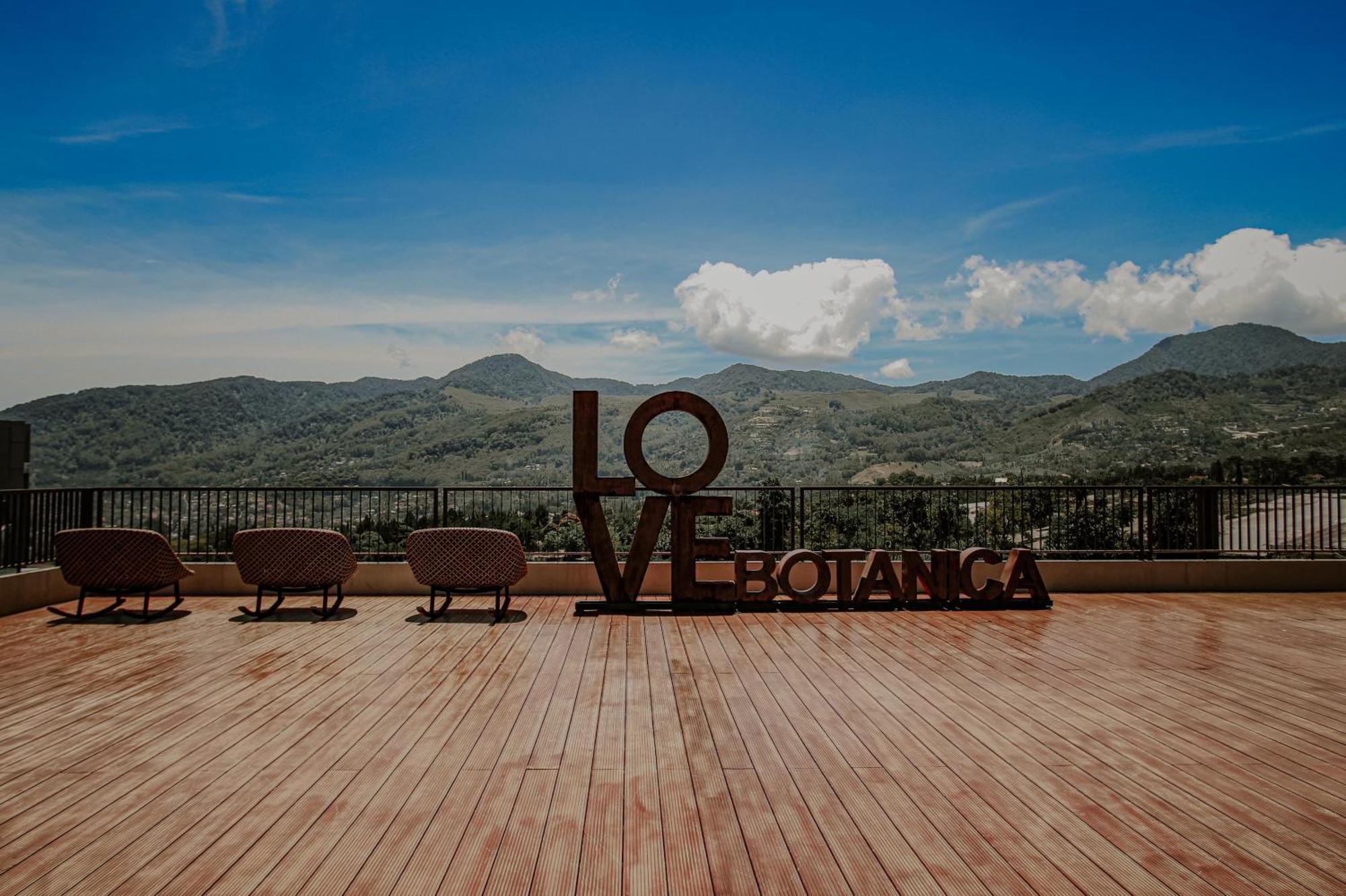 The Botanica Sanctuary Puncak Exterior foto View of the Sierra Madre from the 10th floor of the hotel