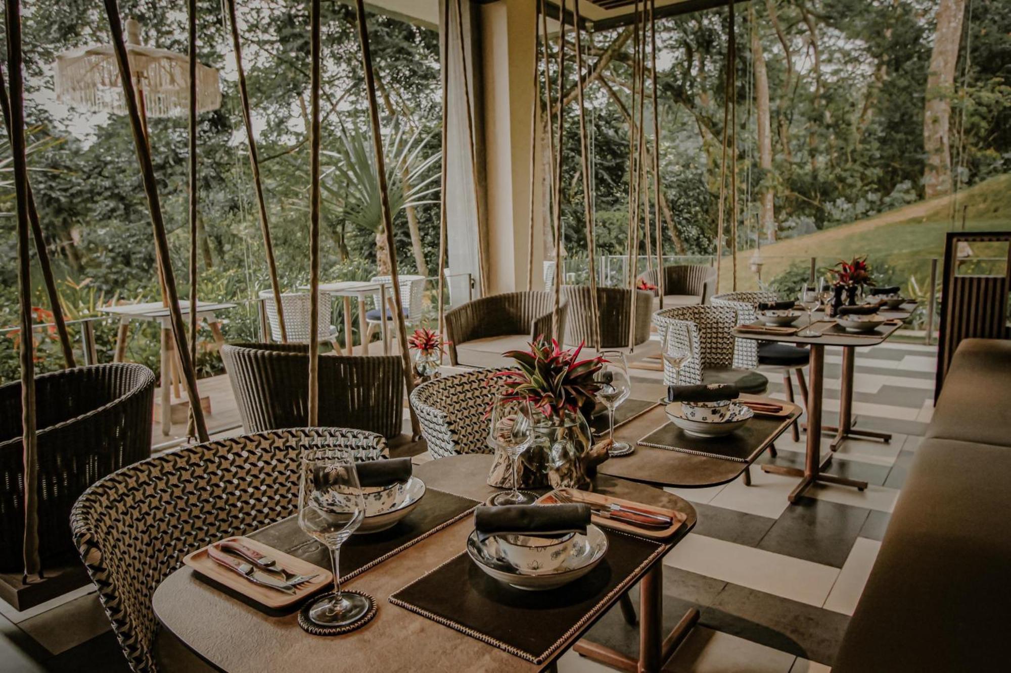 The Botanica Sanctuary Puncak Exterior foto The interior of the restaurant